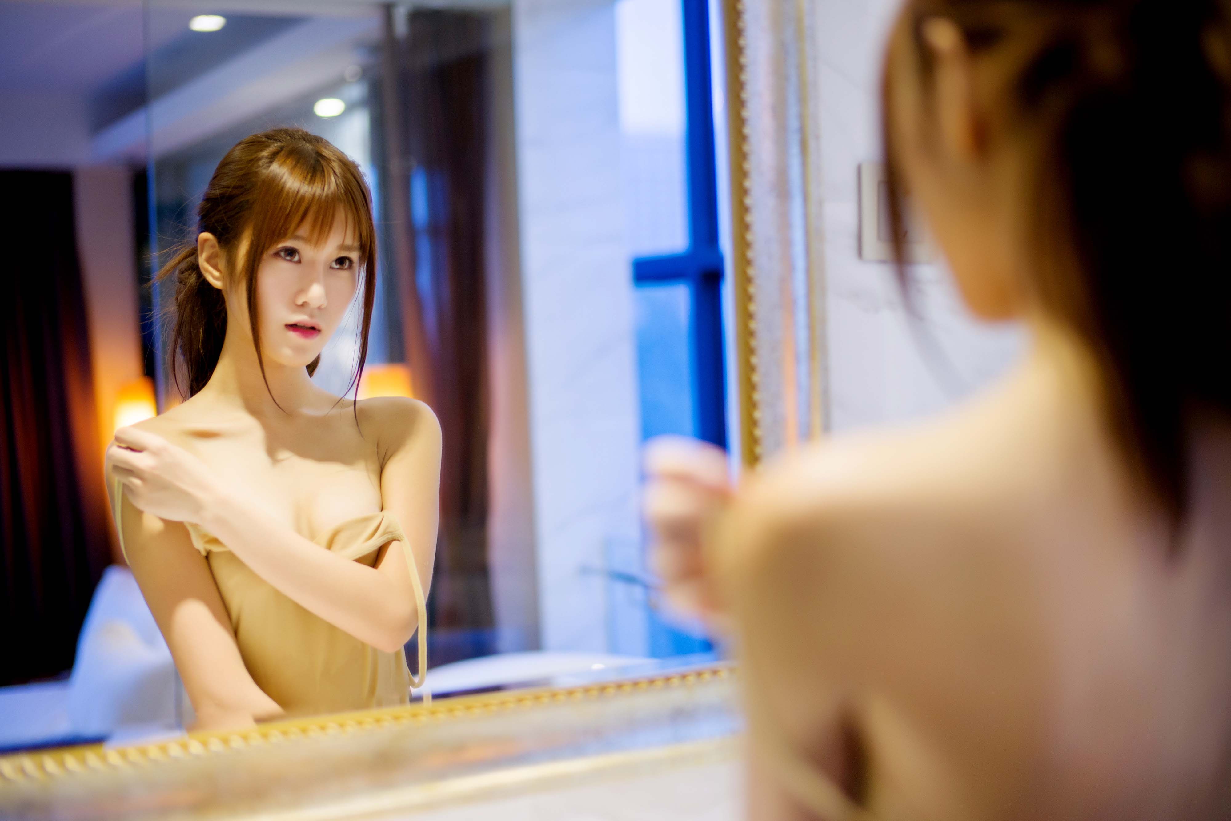 mirror-girl-shower